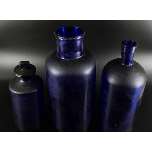 867 - A large collection of 29 apothecary and medicine bottles, including Bristol Blue,  and 7 measures , ... 