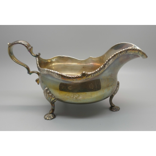 892 - A silver sauce gravy/sauce boat, London 1908, maker Thomas Bradbury & Sons, 245g