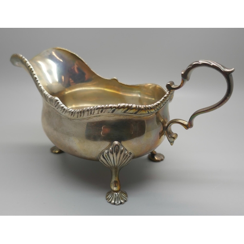 892 - A silver sauce gravy/sauce boat, London 1908, maker Thomas Bradbury & Sons, 245g