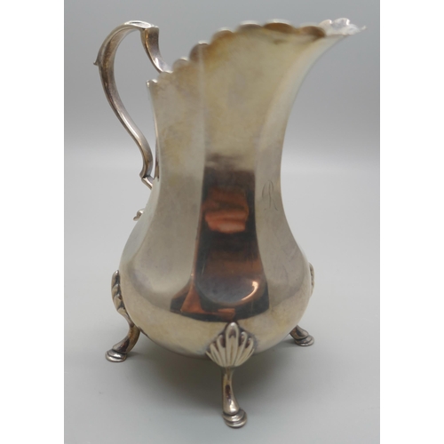 893 - A silver cream jug, London 1895, 136g