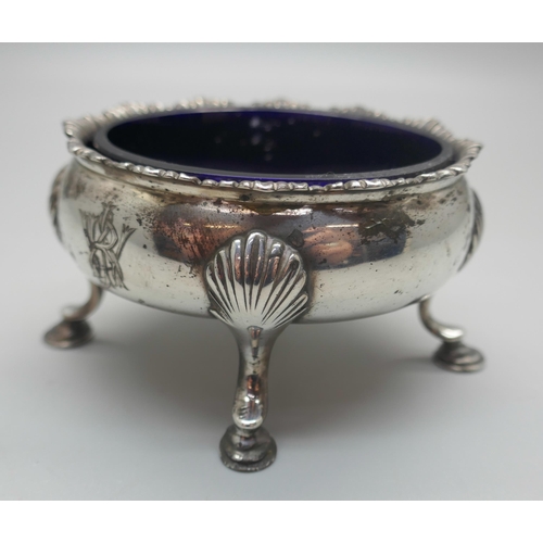 895 - A George II silver salt cellar and liner, London 1759, 73g