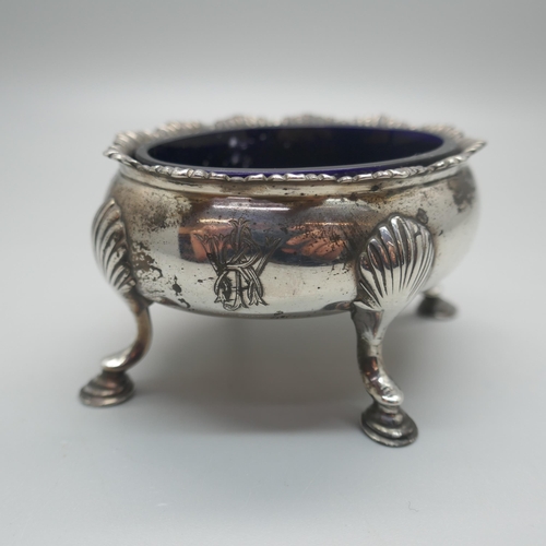 895 - A George II silver salt cellar and liner, London 1759, 73g