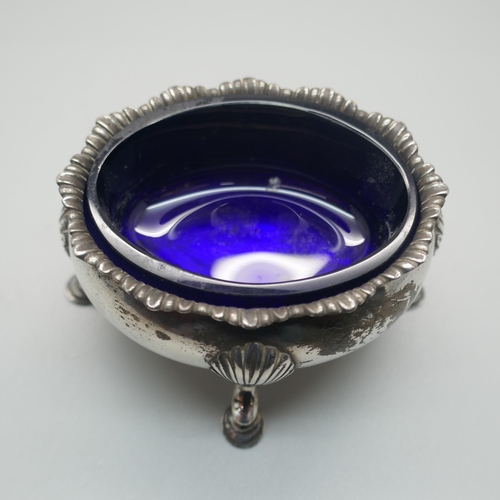 895 - A George II silver salt cellar and liner, London 1759, 73g