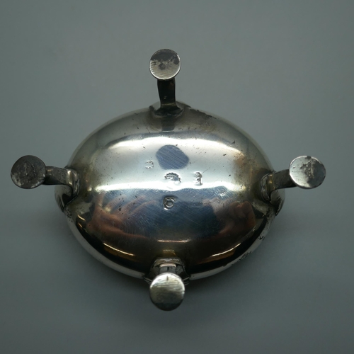 895 - A George II silver salt cellar and liner, London 1759, 73g