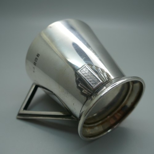 897 - An Art Deco silver cup, Birmingham 1933, 132g