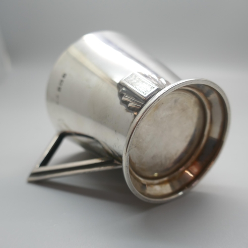 897 - An Art Deco silver cup, Birmingham 1933, 132g