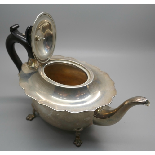 903 - A silver teapot, 373g