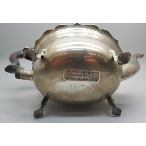 903 - A silver teapot, 373g