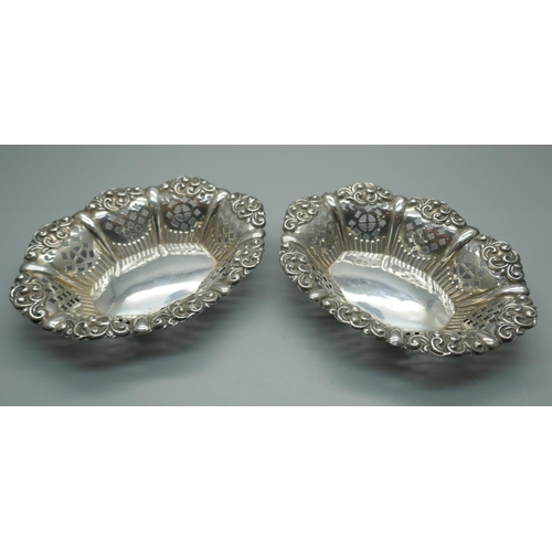 904 - A pair of Victorian pierced and embossed silver dishes, Birmingham 1899, 70g