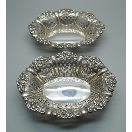 904 - A pair of Victorian pierced and embossed silver dishes, Birmingham 1899, 70g