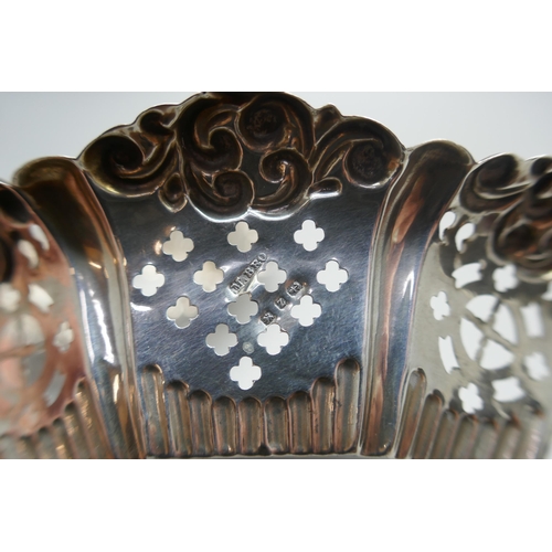 904 - A pair of Victorian pierced and embossed silver dishes, Birmingham 1899, 70g