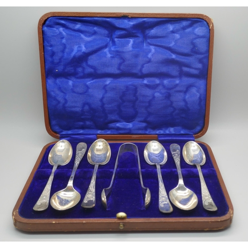 910 - A cased set of six silver teaspoons and a pair of sugar bows, 121g