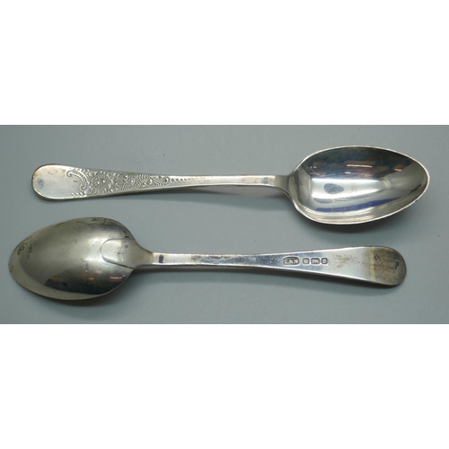 910 - A cased set of six silver teaspoons and a pair of sugar bows, 121g