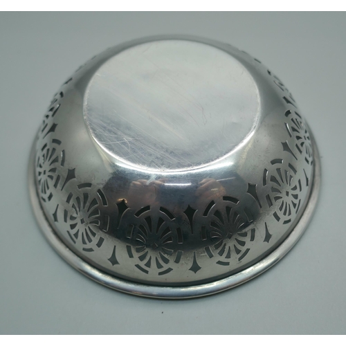 911 - A pierced silver dish, Walker & Hall, 42g, diameter 10cm