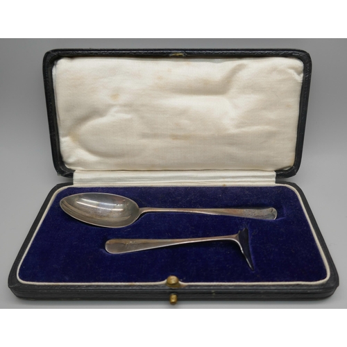 914 - A silver spoon and pusher set, boxed, 28.7g