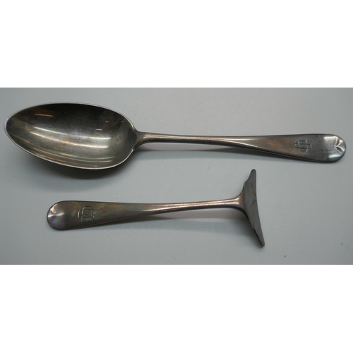 914 - A silver spoon and pusher set, boxed, 28.7g