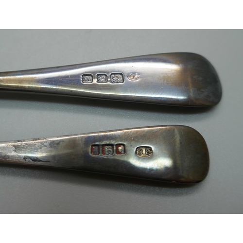 914 - A silver spoon and pusher set, boxed, 28.7g