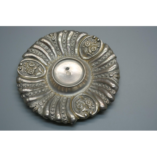 917 - An embossed Ottoman silver dish and an embossed pill box, 49g