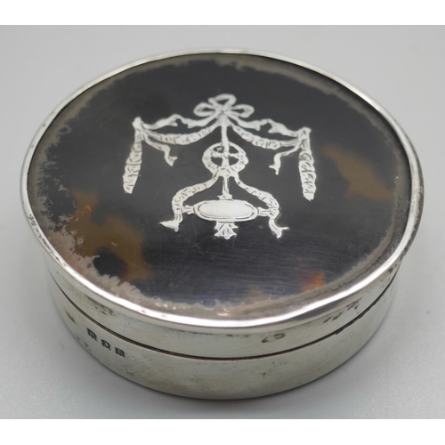 925 - A circular silver and tortoiseshell box, London 1918, 55mm diameter