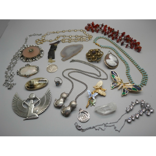 938 - Costume jewellery