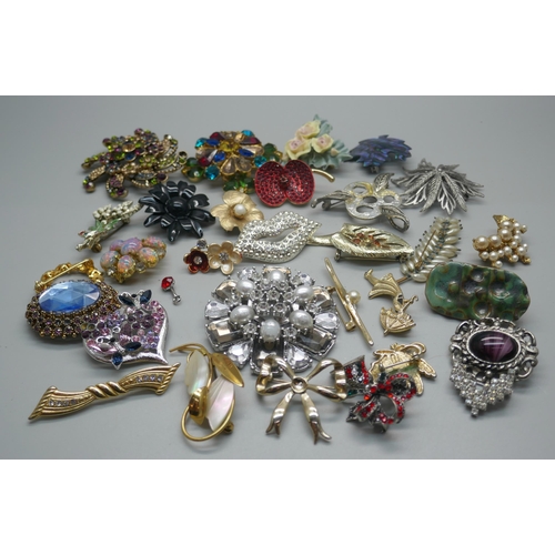 959 - Thirty costume brooches