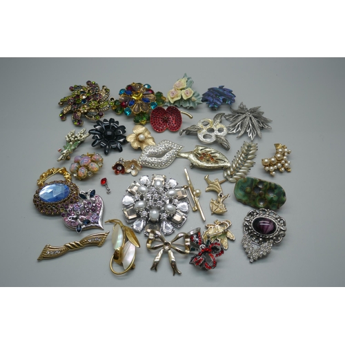 959 - Thirty costume brooches