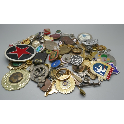 960 - A collection of badges, etc.