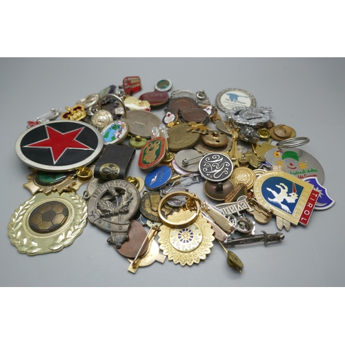 960 - A collection of badges, etc.