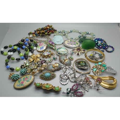 969 - A collection of costume jewellery