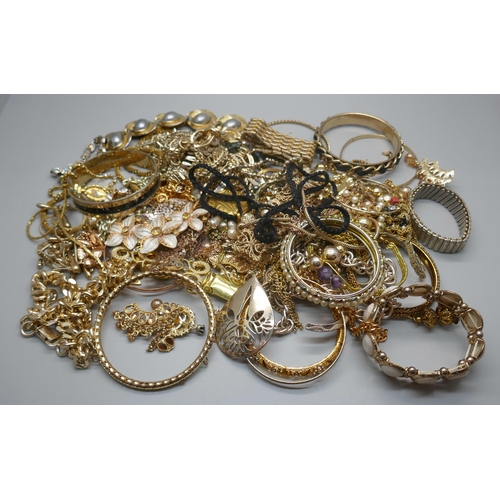 970 - Gold tone jewellery