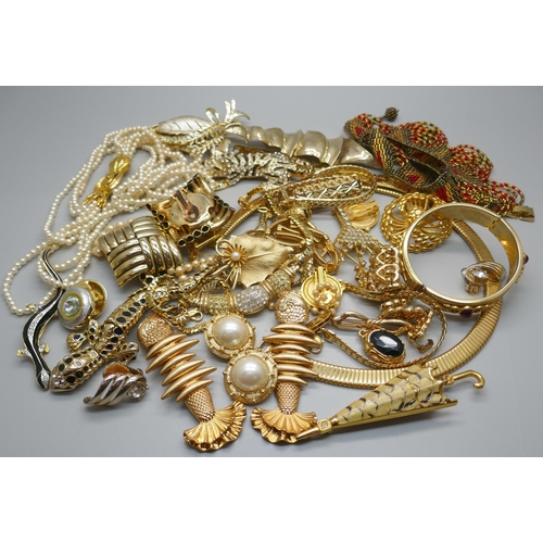 971 - A collection of costume jewellery and gold tone jewellery