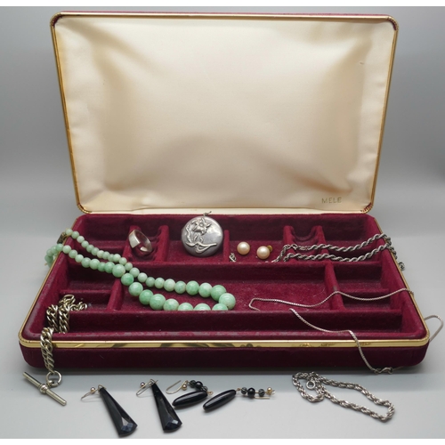 975 - A collection of jewellery including a silver locket, modernist silver ring, a silver rope chain and ... 