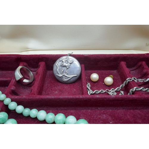 975 - A collection of jewellery including a silver locket, modernist silver ring, a silver rope chain and ... 