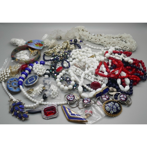 976 - A collection of costume jewellery