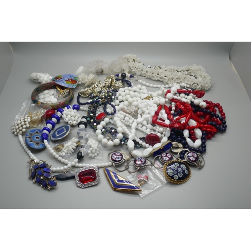 976 - A collection of costume jewellery