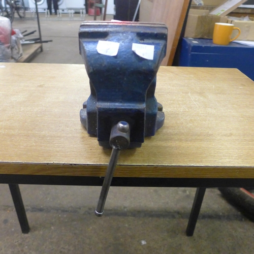 2029 - A Record 3 ton bench vice