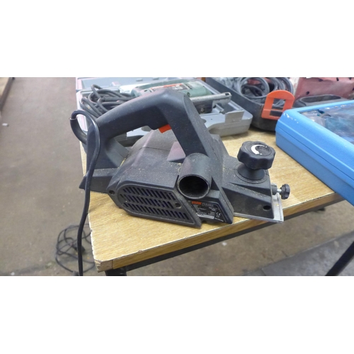 2032 - A job lot of various power tools including a Wickes 230v planer - boxed, a Plasplugs diamond wet whe... 