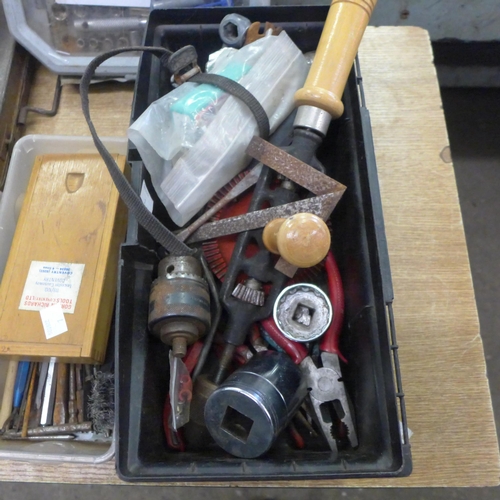 2040 - A collection of assorted hand tools including Allen keys, screwdrivers etc