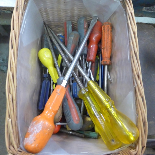 2040 - A collection of assorted hand tools including Allen keys, screwdrivers etc