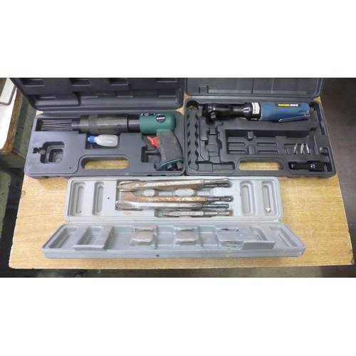 2046 - A Workzone air ratchet wrench, SDS drill, chisels and a Parkside pneumatic needle sealer (PDNE4000 A... 