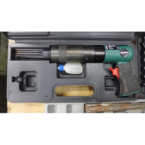 2046 - A Workzone air ratchet wrench, SDS drill, chisels and a Parkside pneumatic needle sealer (PDNE4000 A... 