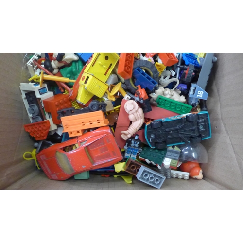 2060 - A box of assorted Lego