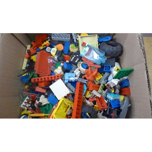 2060 - A box of assorted Lego