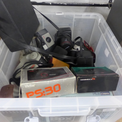 2081 - A box of various cameras and accessories