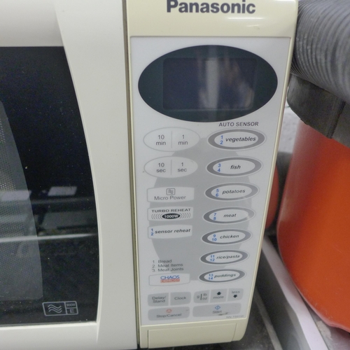 2161 - A Panasonic 900w microwave (TG9TW)