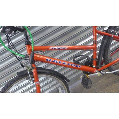 2168 - A girl's Raleigh Max mountain bike 26