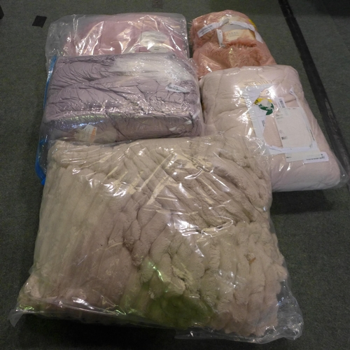 3180 - Assorted blankets, various sizes & styles *This lot is subject to vat