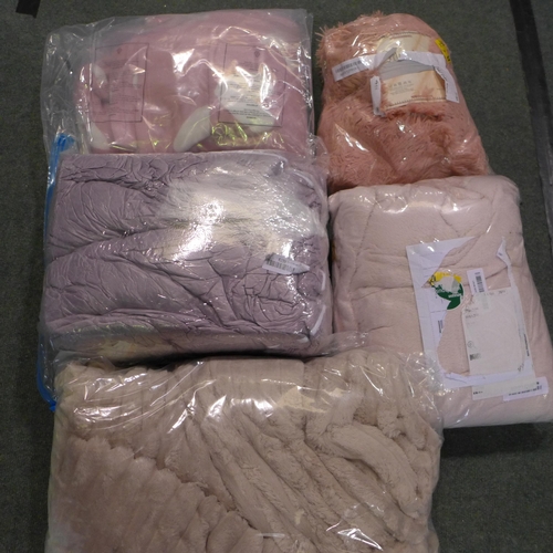 3180 - Assorted blankets, various sizes & styles *This lot is subject to vat