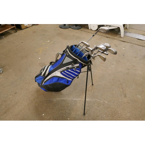 2182 - 3 Golf bags with various golf clubs