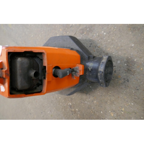 2209 - A Husqvarna 132 HBV leaf blower